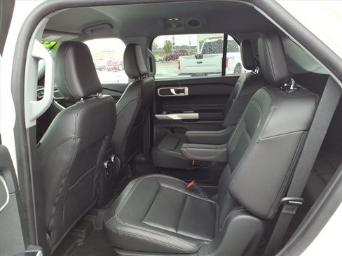 Used 2022 Ford Explorer XLT w/ Equipment Group 202A image 9