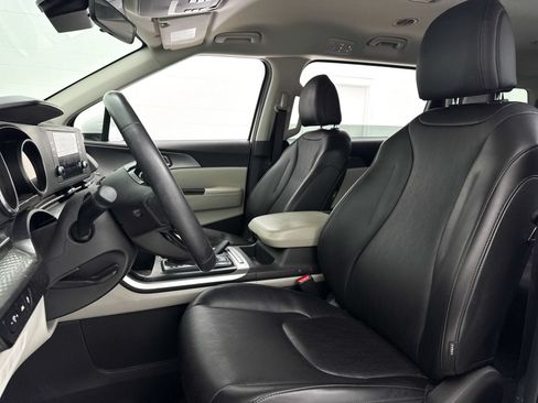 Used 2024 Kia Carnival LX FWD image 19