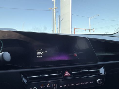 Used 2024 Kia Niro SX Touring image 16