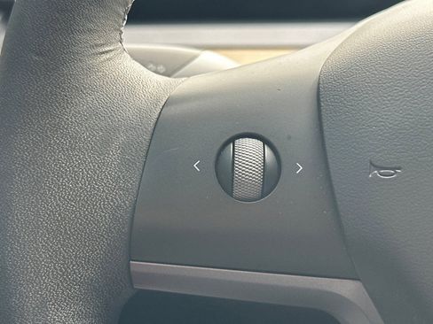 Used 2022 Tesla Model Y Long Range image 30