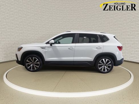 Used 2023 Volkswagen Taos SE w/ Panoramic Sunroof Package AWD/4WD image 8