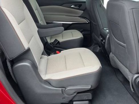 Used 2025 Chevrolet Traverse LT FWD image 15