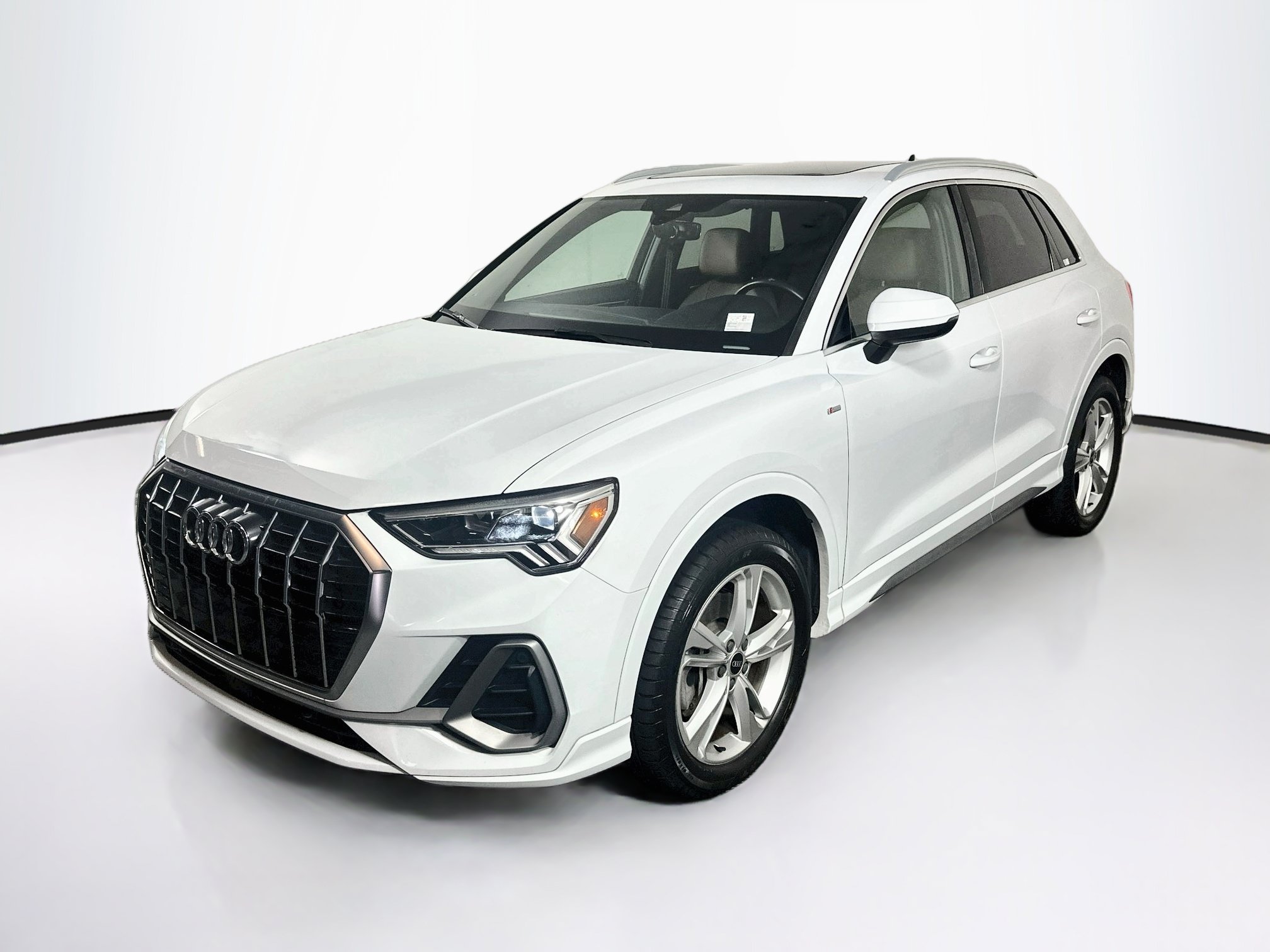Used 2022 Audi Q3 2.0T Premium Plus w/ Premium Plus Package AWD/4WD image 3