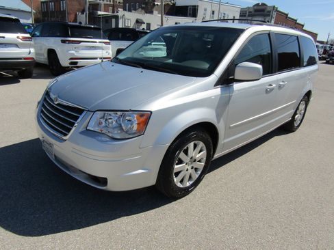 Used 2008 Chrysler Town & Country Touring FWD image 7
