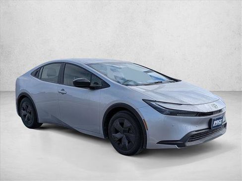 Used 2025 Toyota Prius LE image 3