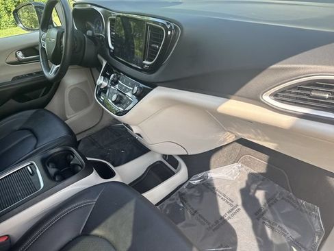 Used 2024 Chrysler Pacifica Touring-L FWD image 29