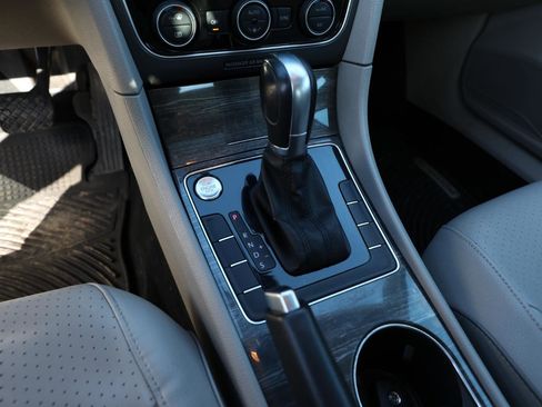 Used 2018 Volkswagen Passat 2.0T SE image 17