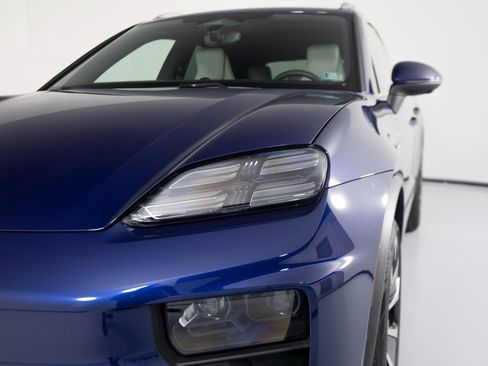 Certified 2025 Porsche Macan 4S Electric image 39