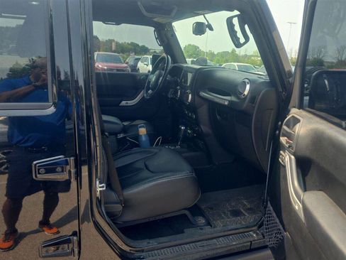 Used 2016 Jeep Wrangler Unlimited Rubicon w/ Connectivity Group AWD/4WD image 17
