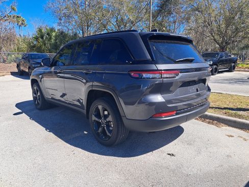 Used 2023 Jeep Grand Cherokee Altitude image 4