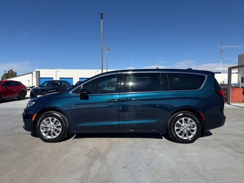 Used 2025 Chrysler Pacifica Select w/ Uconnect Theater Family Group image 5