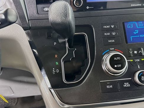 Used 2018 Toyota Sienna LE FWD image 19