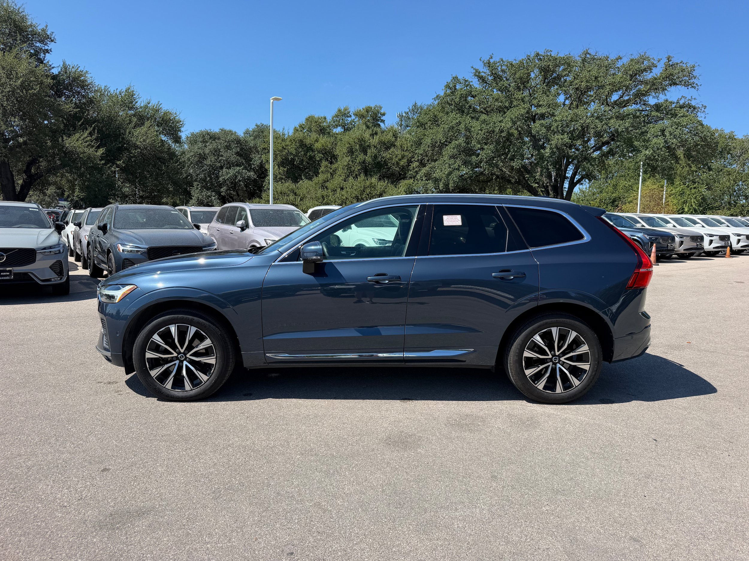Used 2023 Volvo XC60 B5 Plus FWD image 3