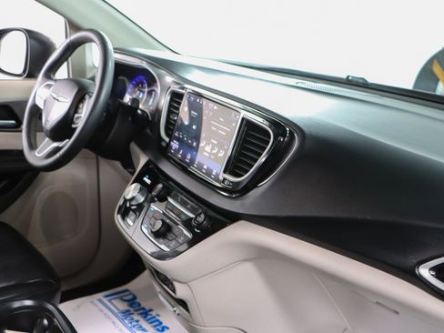 Used 2023 Chrysler Pacifica Touring-L image 26