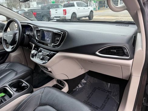 Used 2020 Chrysler Pacifica Touring-L image 33