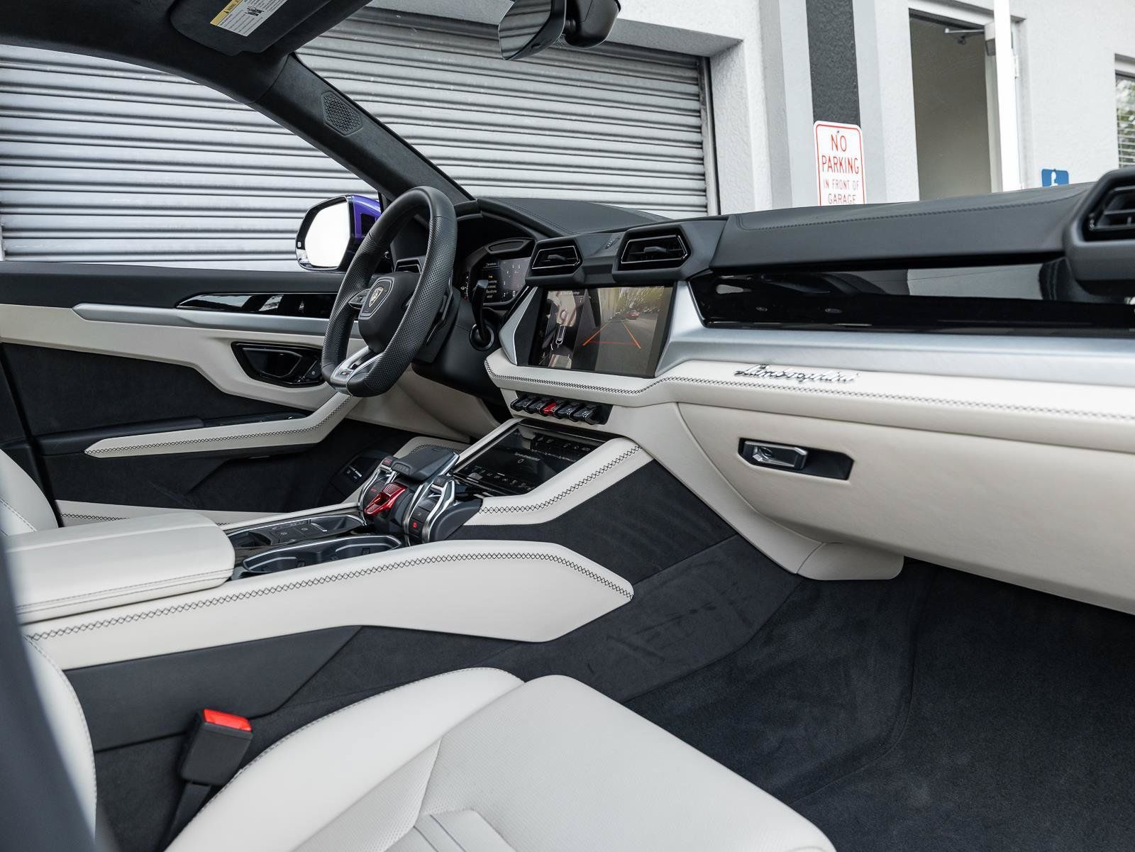 Used 2025 Lamborghini Urus SE AWD/4WD image 2