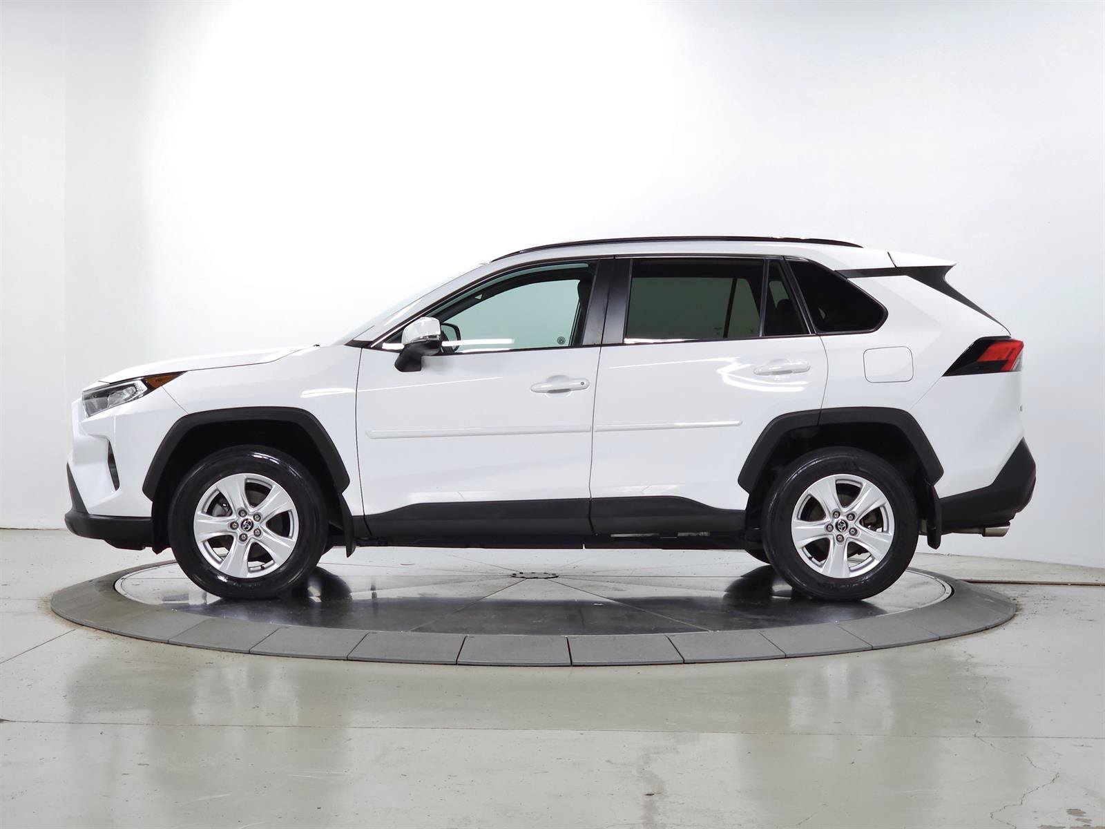 Used 2020 Toyota RAV4 XLE w/ XLE Grade Weather Package AWD/4WD image 5