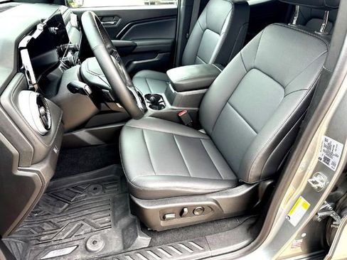 Used 2024 Chevrolet Colorado LT w/ LT Convenience Package III RWD image 9
