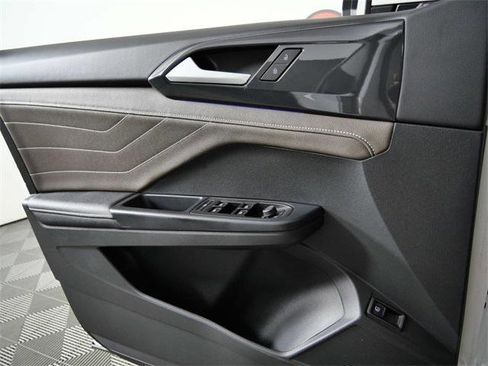 Used 2024 Volkswagen Taos SEL image 29