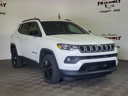 Used 2023 Jeep Compass Latitude AWD/4WD image 2