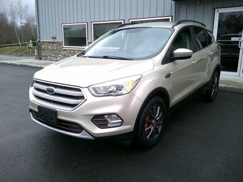 Used 2017 Ford Escape SE w/ Equipment Group 201A FWD image 3