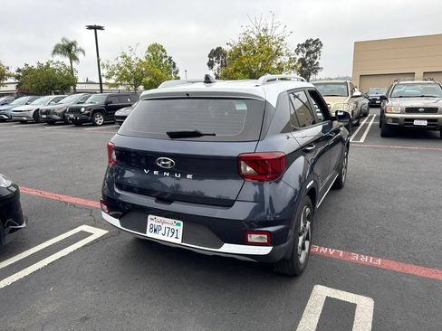 Used 2021 Hyundai Venue FWD image 3