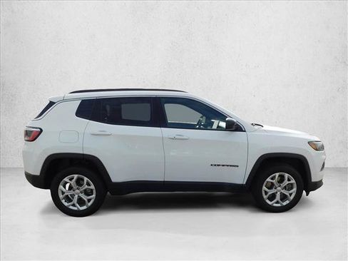 Used 2024 Jeep Compass Latitude AWD/4WD image 7