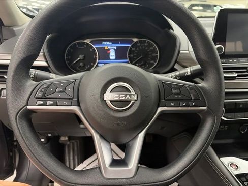 Used 2023 Nissan Altima 2.5 SV FWD image 16