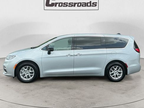 Used 2024 Chrysler Pacifica Touring-L FWD image 2