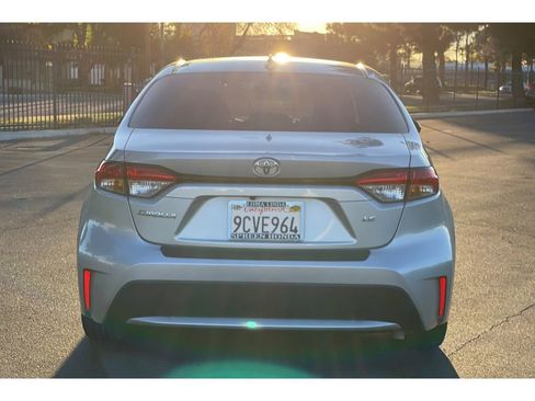 Used 2022 Toyota Corolla LE image 4