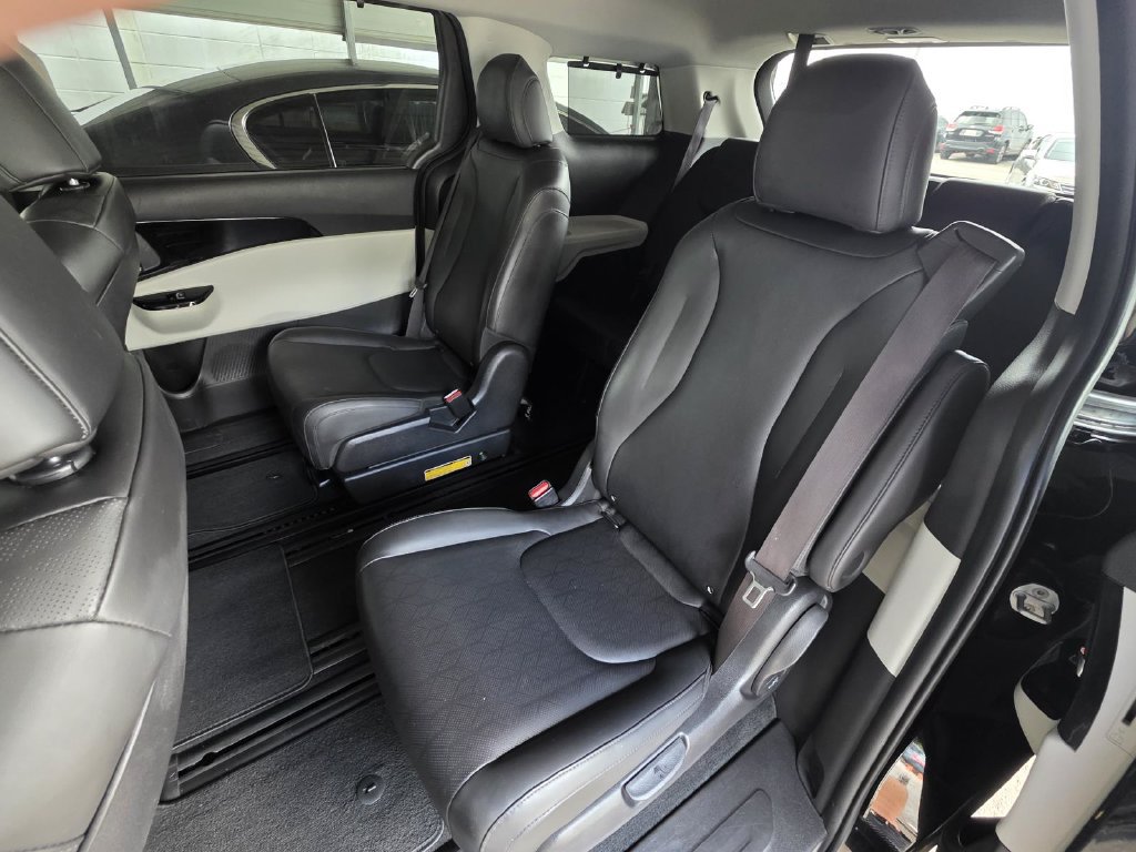 Used 2022 Kia Carnival EX FWD image 7