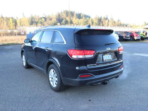 Used 2017 Kia Sorento LX w/ LX Convenience Package image 7