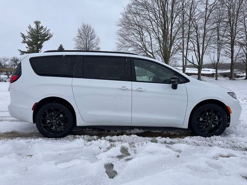 New 2026 Chrysler Pacifica Limited w/ S Appearance Package image 2