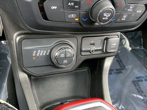 Certified 2021 Jeep Renegade Trailhawk w/ Sun & Sound Group AWD/4WD image 29