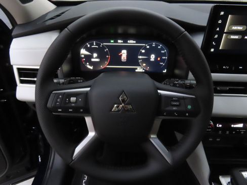 New 2025 Mitsubishi Outlander SE image 14