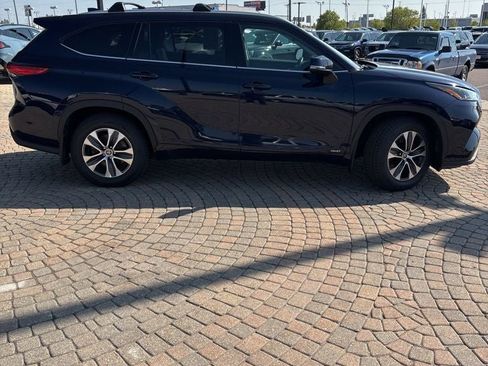 Used 2022 Toyota Highlander XLE image 4
