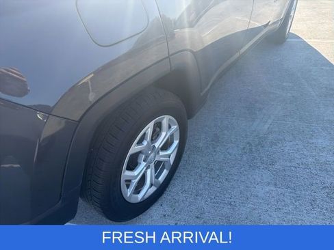 Used 2024 Jeep Compass Latitude image 10