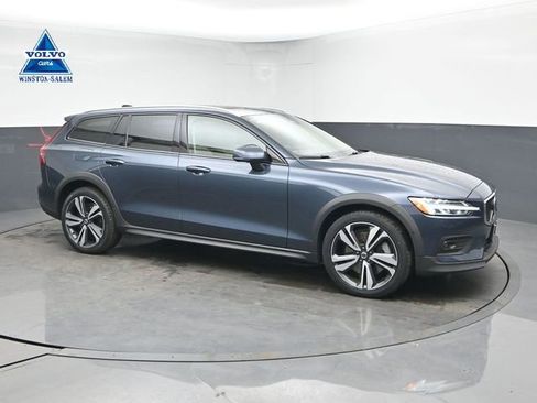 Used 2023 Volvo V60 B5 Cross Country Plus image 1