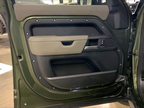 New 2026 Land Rover Defender 110 X-Dynamic SE image 10