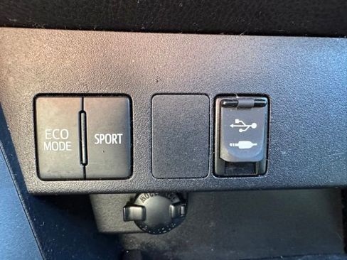 Used 2018 Toyota RAV4 LE FWD image 26