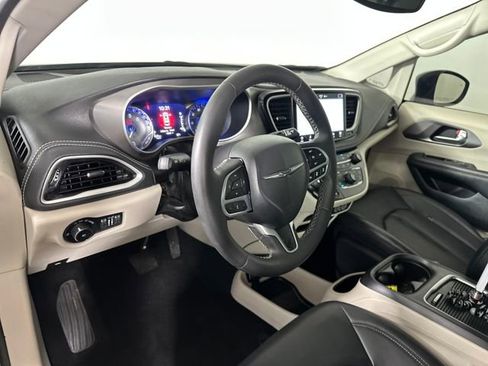 Used 2023 Chrysler Pacifica Touring-L image 13