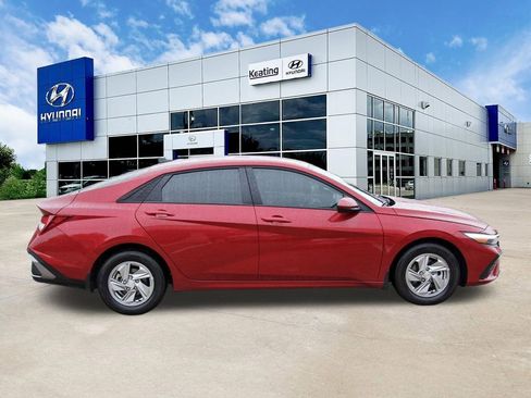 Certified 2025 Hyundai Elantra SE FWD image 4