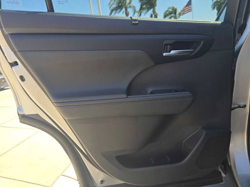 Certified 2025 Toyota Highlander XLE FWD image 17