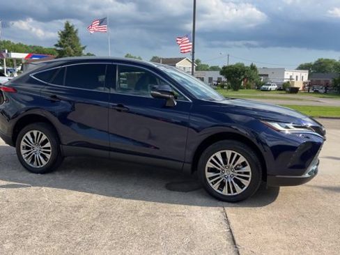 Used 2022 Toyota Venza XLE AWD/4WD image 2