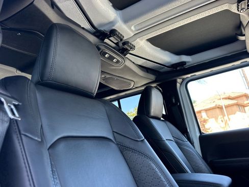 Used 2024 Jeep Wrangler High Altitude AWD/4WD image 17