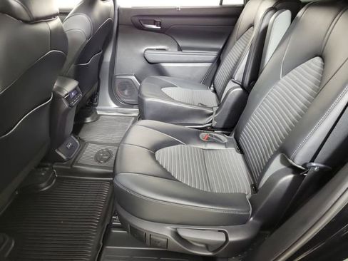 Used 2022 Toyota Highlander XSE FWD image 12