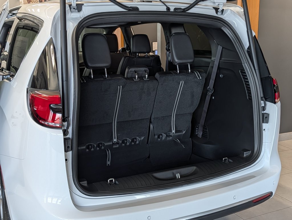 New 2027 Chrysler Pacifica Select FWD image 7