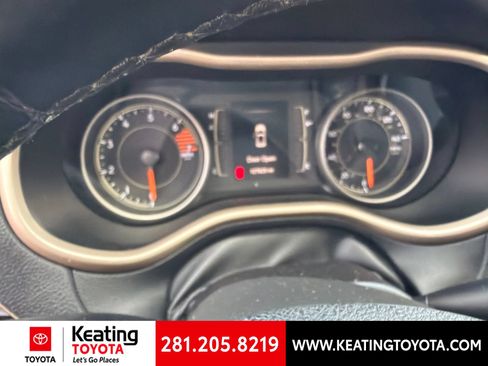 Used 2018 Jeep Cherokee Latitude w/ Altitude Package FWD image 11