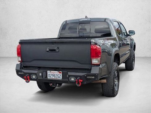 Used 2017 Toyota Tacoma TRD Off-Road image 5