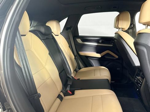 Certified 2025 Porsche Cayenne AWD/4WD image 19